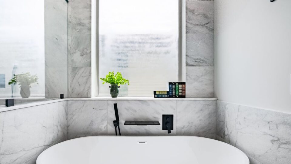 화장실 환풍기에서 냄새가 올라올 때, 필터 청소보다 먼저 확인할 역풍·배기 동선 문제