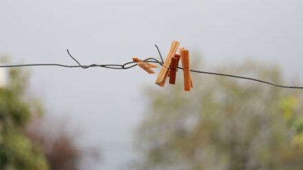 장마철 빨래가 마르기만 하면 냄새가 다시 나는 이유, 건조 방법 비교로 원인 구분하는 법