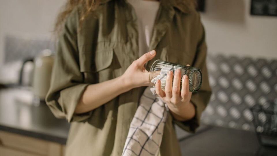 전자레인지에 물 담아 돌리면 냄새가 사라질까? 용기 재질·시간 조절로 갈리는 경우