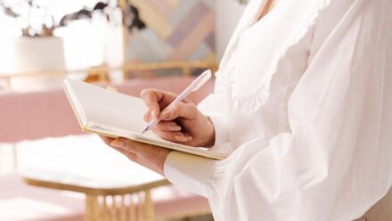 부자명언 읽어도 재물운이 그대로인 이유, ‘기록이 없는 실행’이 만들어내는 차이점